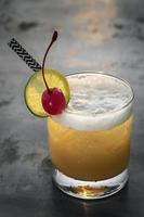 Pfirsichschraubendreher gemischter Wodka-Cocktail-Drink im Freien an der Sunset Bar