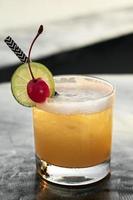 Pfirsichschraubendreher gemischter Wodka-Cocktail-Drink im Freien an der Sunset Bar