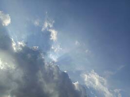 das Himmel kommt am Leben mit Wolken und ein strahlend Sonne Vorhang foto