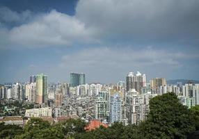 Blick auf die städtische Skyline von der Festung Guia mit Hochhäusern in Central Macau City China?