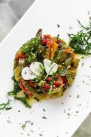 portugiesischer gebratener Bio-Paprika und Knoblauch mediterraner Tapas-Salat im Restaurant in Lissabon