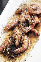 Garnelen sautiert mit Knoblauchkraut und Balsamico-Essig-Sauce in einem sizilianischen Fischrestaurant