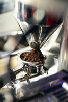 Zubereitung von Espresso-Kaffee Nahaufnahme Detail mit moderner Café-Maschine foto