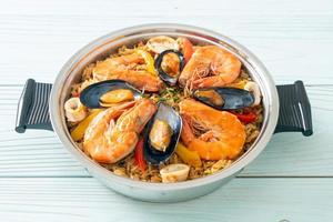 Meeresfrüchte-Paella mit Garnelen, Venusmuscheln, Miesmuscheln auf Safranreis