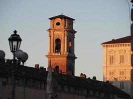 Turm der Kathedrale von Turin bei Sonnenuntergang foto