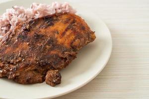 würzig gegrilltes jamaikanisches Jerk Chicken mit Reis - jamaikanische Küche