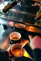 Zubereitung von Espresso-Kaffee Nahaufnahme Detail mit moderner Café-Maschine foto