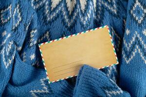 Weihnachten Kunst Briefumschlag spotten oben auf Blau Pullover. niemand eben legen. foto
