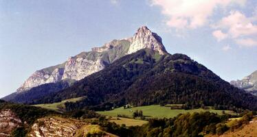 Herbst Pracht im Savoie majestätisch Bauges Berge Landschaft foto