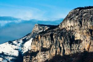 Winter Wunderland im Savoie majestätisch Berg Aussicht und eisig Klippen foto