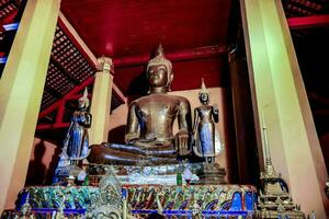 ein groß Statue von Buddha im ein Tempel foto