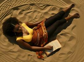 tropisch weiblich Sommer- Buch Frauen Sand Sonne Reise bräunen Schönheit Entspannung Ozean Strand Hintergrund Badeanzug foto