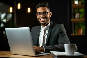 indisch Person ethnische Zugehörigkeit Büro Unternehmer Männer Geschäftsmann korporativ Männer Geschäft Job Lächeln Sitzung glücklich Manager Laptop Technologie foto