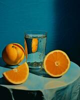 trinken Saft kalt Zitrone Wasser Entgiftung Sommer- erfrischend Blau Cocktail Orange foto