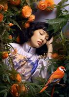 Porträt Frau Asien Blume asiatisch Vogel tropisch Jahrgang Schönheit bunt Dame Blätter Dekoration foto