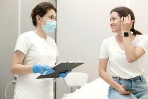 Frau Empfang Hydrafacial Behandlung im Schönheit Salon foto