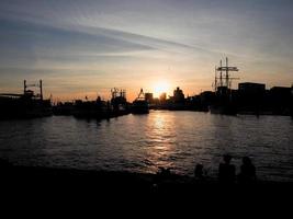 Blick auf die Stadt Hamburg bei Sonnenuntergang