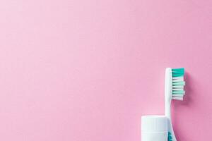 Zahnbürste und Zahnpasta auf schön Rosa Hintergrund mit Kopieren Raum zum Design. Lebensstil und Täglich Routine zum gesund Mund und Zähne mit Reinigung Werkzeuge zum Oral und Dental Gesundheit Pflege. foto