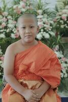 Porträt von Buddhist Anfänger tragen thailändisch Mönch Kleider Stehen draussen foto