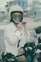 Frau tragen Sicherheit Helm Stehen auf Stadt Straße zahnig Lächeln mit Glück Gesicht foto