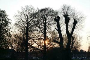 die meisten schön Bild von Menschen Gehen und genießen Sommer- Tag beim Krieg Öffentlichkeit Park von Luton Stadt, England vereinigt Königreich, Vereinigtes Königreich. April 27., 2023 foto