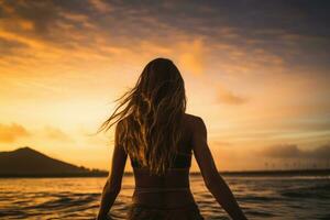 schön Mädchen im Bikini auf das Strand beim Sonnenuntergang. Ferien Konzept, weiblich Surfer Rückseite Aussicht im Meer beim Sonnenuntergang, oh, Hawaii, vereinigt Zustände von Amerika, ai generiert foto