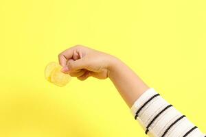Hand mit Kartoffel Chips foto