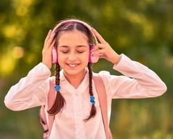 Teenager-Mädchen im Freien Musik hören mit drahtlosen Kopfhörern