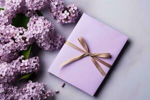 ein Geschenk und ein Ast von lila Blumen. Geschenk zum Geburtstag, März 8, Valentinstag Tag. foto