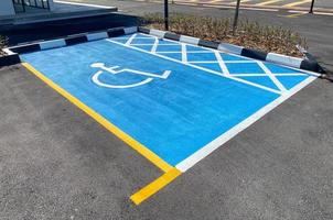 Blick auf einen Behindertenparkplatz in hellblauer Farbe