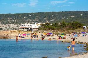 Leute, die im Sommer 2021 den Strand von Es Calo auf Formentera genießen. foto