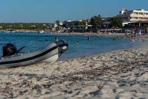 Leute, die den Strand von Es Pujols auf Formentera genießen, Spanien im Sommer