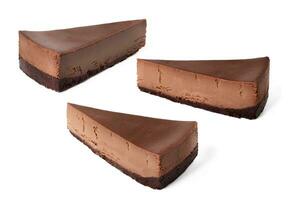 einstellen Pack von anders Winkel Scheiben von Schokolade Käsekuchen auf Weiß Hintergrund isoliert foto