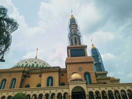 das islamisch Center, das größten Moschee im das Stadt von Samarinda, Osten Kalimantan, ist geeignet wie ein Tourist Attraktion foto