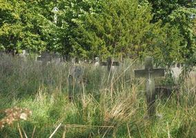 Gräber und Kreuze auf dem gotischen Friedhof foto