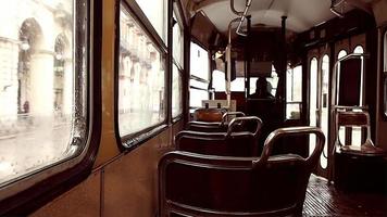 Oldtimer-Straßenbahn im Regen foto