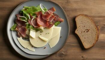 Salat Teller mit Süd Tiroler Speck, serviert mit Parmesan Käse und Roggen Brot. ai generiert foto