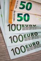Banknoten von 50 und 100 Euro foto