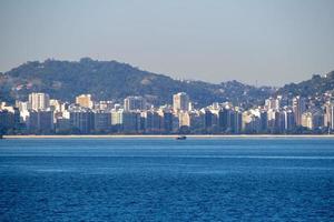 Niteroi-Stadt vom Flamengo-Strand in Rio de Janeiro aus gesehen