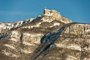 heiter Gipfel nivolet Kreuz im das schneebedeckt Bauges Massiv, Savoyen, Frankreich foto