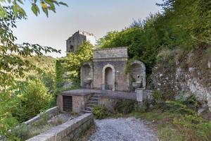 Ruine mit Turm in Spoleto foto