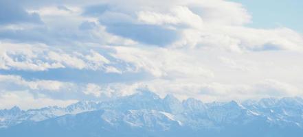 Reihe von Bergen und Wolken foto