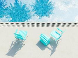 Strandkörbe neben einem Swimmingpool foto