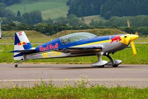 Zivilist Flugzeug beim Flughafen. Luftfahrt und Flugzeug. kommerziell und Allgemeines Luftfahrt. Luftfahrt Industrie. fliegen und fliegend. foto