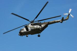 Tschechisch Luft Macht Millionen mi-171 Hüfte. Militär- Transport Hubschrauber beim Luft Base. Luftfahrt und Drehflügler. Transport und Luftbrücke. Militär- Industrie. fliegen und fliegend. foto