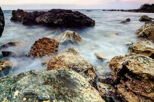 Felsen und Wasser beim das Strand foto