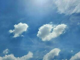 Weiß Wolken im das Blau Sommer- Himmel natürlich Hintergrund foto