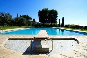 idyllisch Wohn Schwimmen Schwimmbad im Süd Frankreich foto