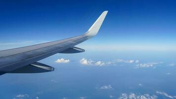 Flugzeug Flügel auf ein Hintergrund von Blau Himmel Flug Zeit foto