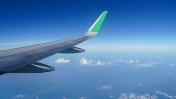 Flugzeug Flügel auf ein Hintergrund von Blau Himmel Flug Zeit foto